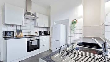 Kjøleskap, ovn, kokeplater og brødrister