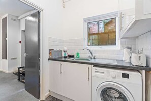 Fridge, microwave, oven, stovetop - Chic 1-Bed Apartment in Hull (Kingston upon Hull)
