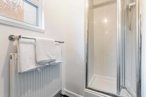 Shower, hair dryer - Chic 1-Bed Apartment in Hull (Kingston upon Hull)