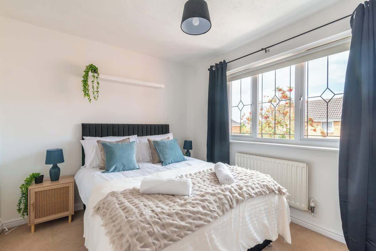 Tabla de planchar con plancha, wifi y ropa de cama 