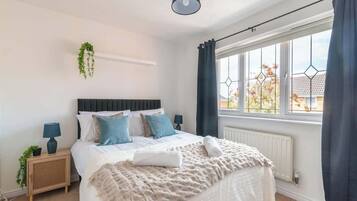 Tabla de planchar con plancha, wifi y ropa de cama