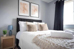 5 quartos, ferros/tábuas de passar roupa, Wi-Fi, roupa de cama