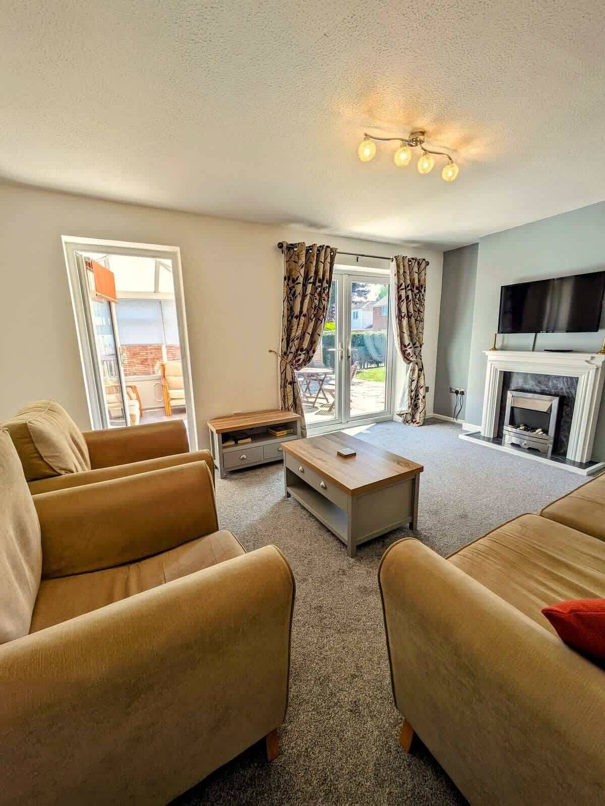 Télévision, cheminée, espaces bureaux