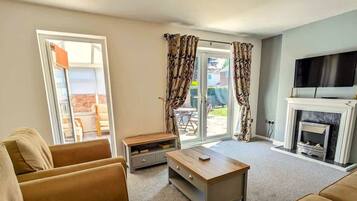 Télévision, cheminée, espaces bureaux