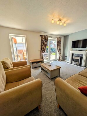 Televisión, chimenea, oficina