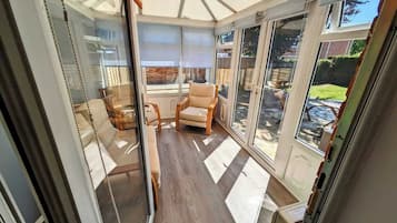 Télévision, cheminée, espaces bureaux