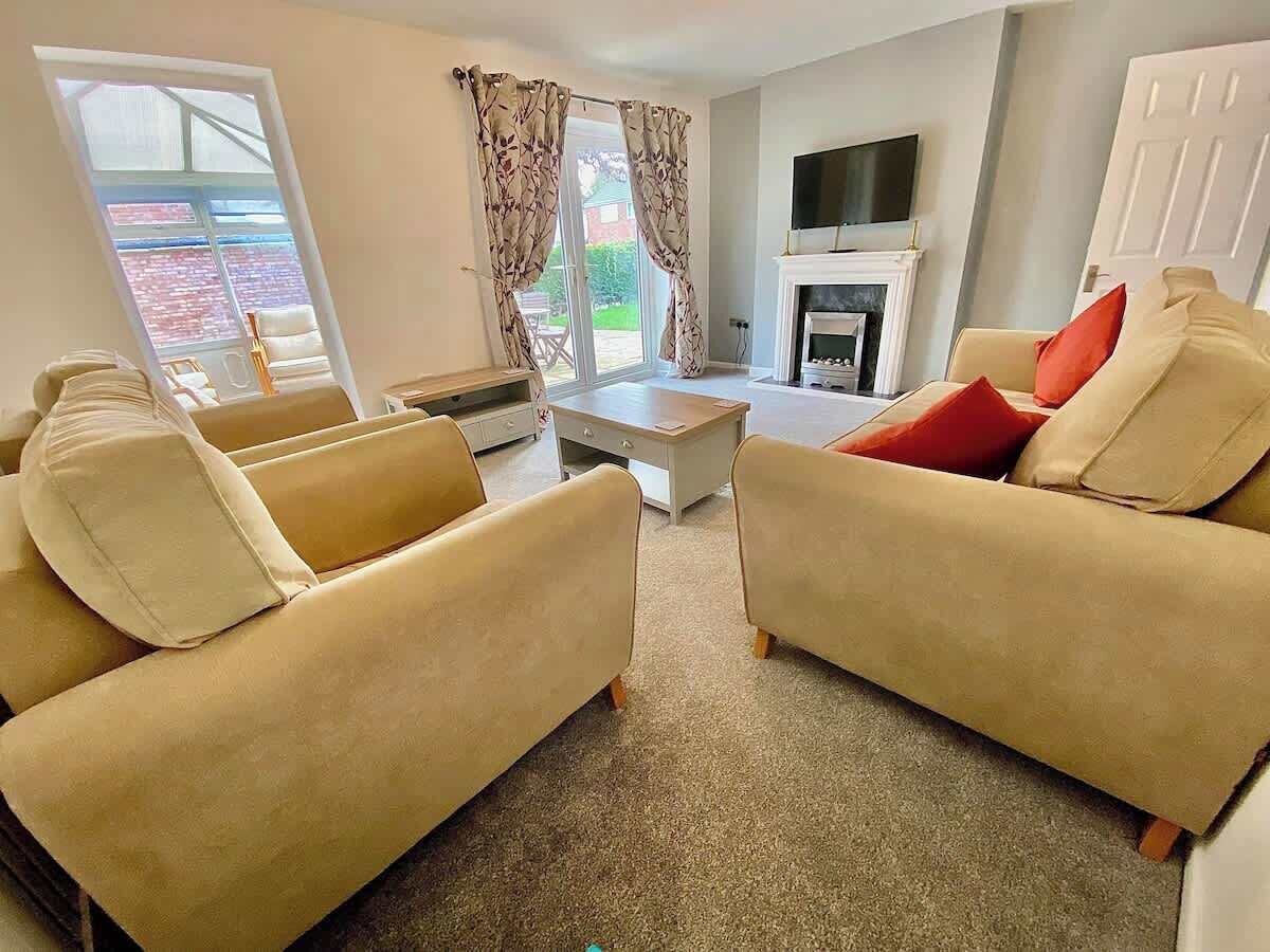 Televisión, chimenea, oficina