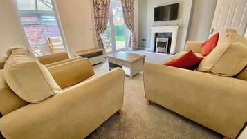 Televisión, chimenea, oficina