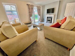 Televisión, chimenea, oficina