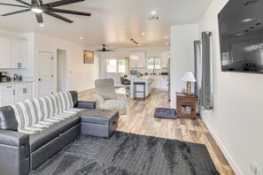 TV - 1 Block to Boat Launch! Home w/ Dog-Friendly Yard (Bullhead City)