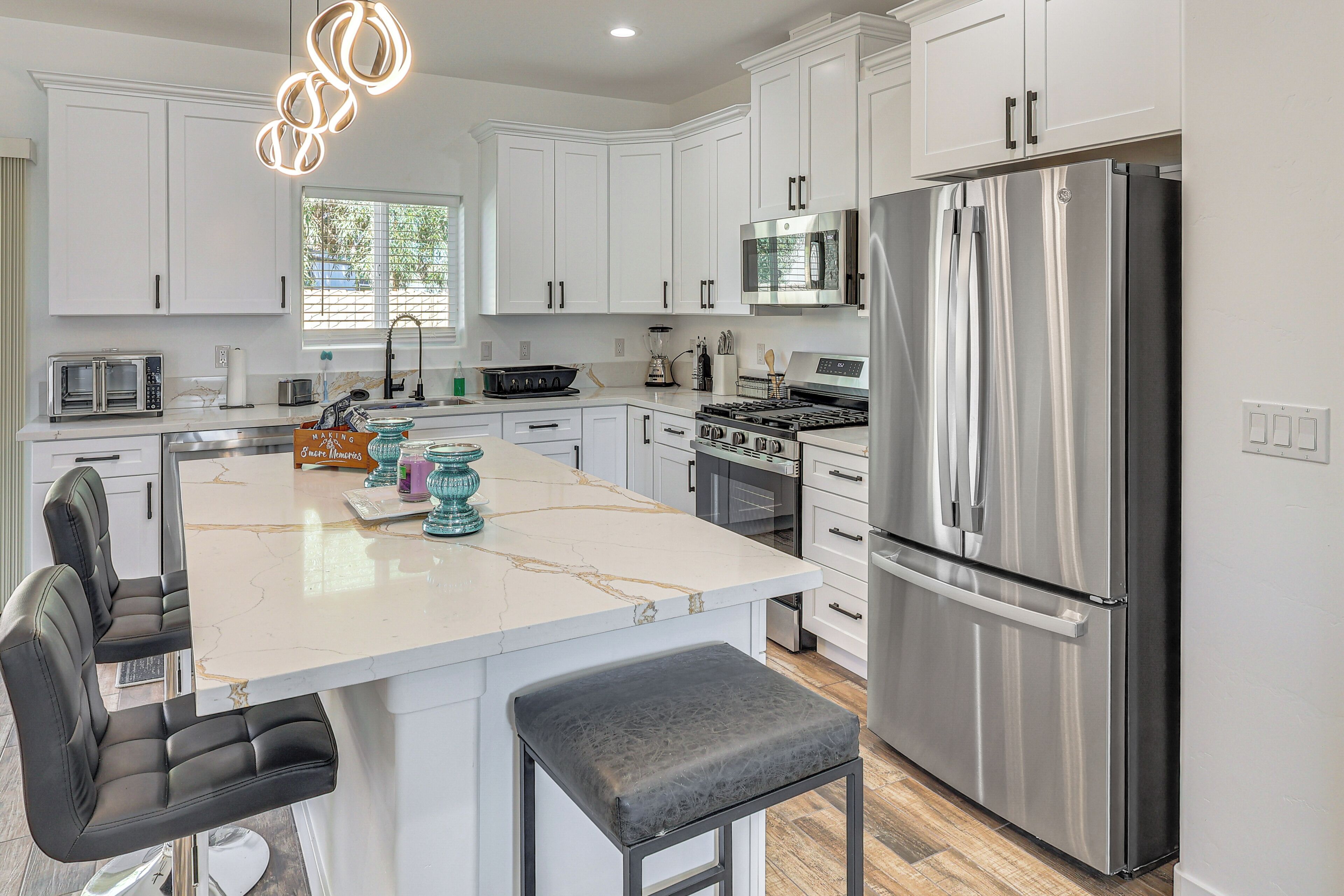 Fridge, microwave, stovetop, dishwasher