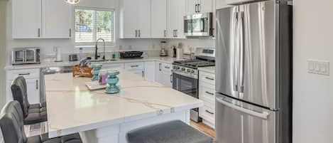 Kühlschrank, Mikrowelle, Herdplatte, Geschirrspüler