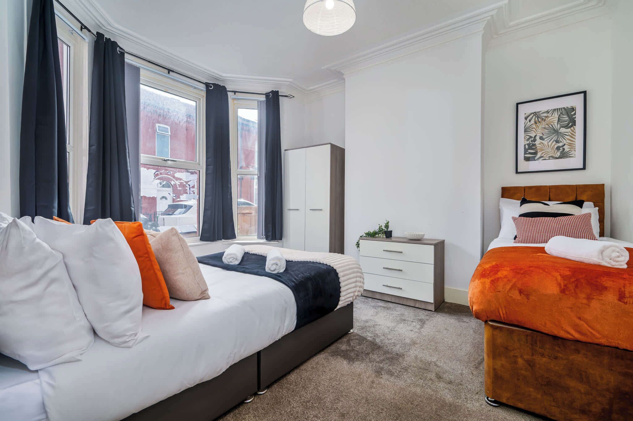 Tabla de planchar con plancha, wifi y ropa de cama 