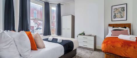 Tabla de planchar con plancha, wifi y ropa de cama