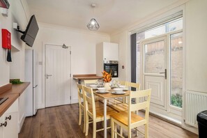 Dining - Birkenhead Haven – Sleeps 14, Family & Group Stay (Birkenhead)