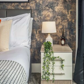 Iron/ironing board, WiFi, bed sheets - Birkenhead Haven – Sleeps 14, Family & Group Stay (Birkenhead)