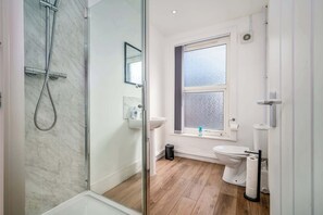 Shower, hair dryer - Birkenhead Haven – Sleeps 14, Family & Group Stay (Birkenhead)