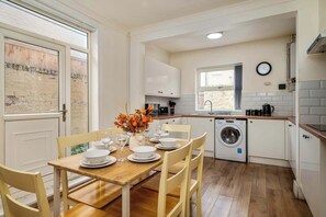 Fridge, microwave, oven, stovetop - Birkenhead Haven – Sleeps 14, Family & Group Stay (Birkenhead)