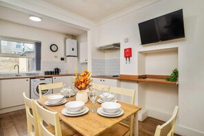 Fridge, microwave, oven, stovetop - Birkenhead Haven – Sleeps 14, Family & Group Stay (Birkenhead)
