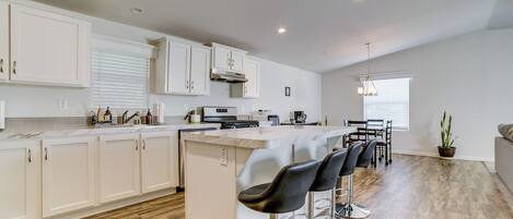 Fridge, microwave, stovetop, dishwasher