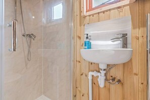 Shower - Starry Nights Escape: Hot Tub & Sauna (Yarpole)