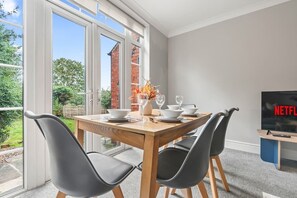 Dining - 4-Bed Beeston Getaway | Free Parking (Beeston)