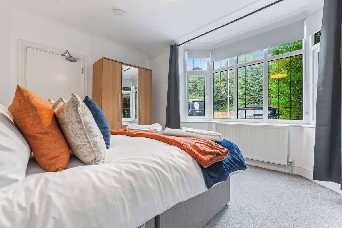 Iron/ironing board, bed sheets