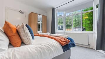 Tabla de planchar con plancha y ropa de cama