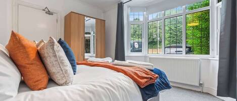 Iron/ironing board, bed sheets