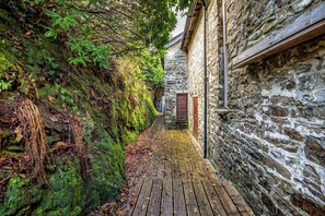 Property grounds - The Old Bakehouse – Group Getaway (Capel Dewi)