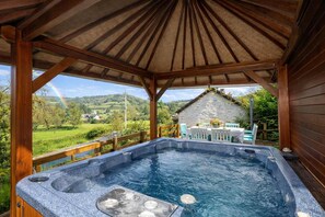 Outdoor dining - The Old Bakehouse – Group Getaway (Capel Dewi)