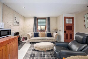 Living area - The Old Bakehouse – Group Getaway (Capel Dewi)