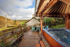 Outdoor spa tub - The Old Bakehouse – Group Getaway (Capel Dewi)