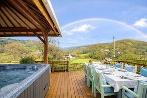 Outdoor dining - The Old Bakehouse – Group Getaway (Capel Dewi)