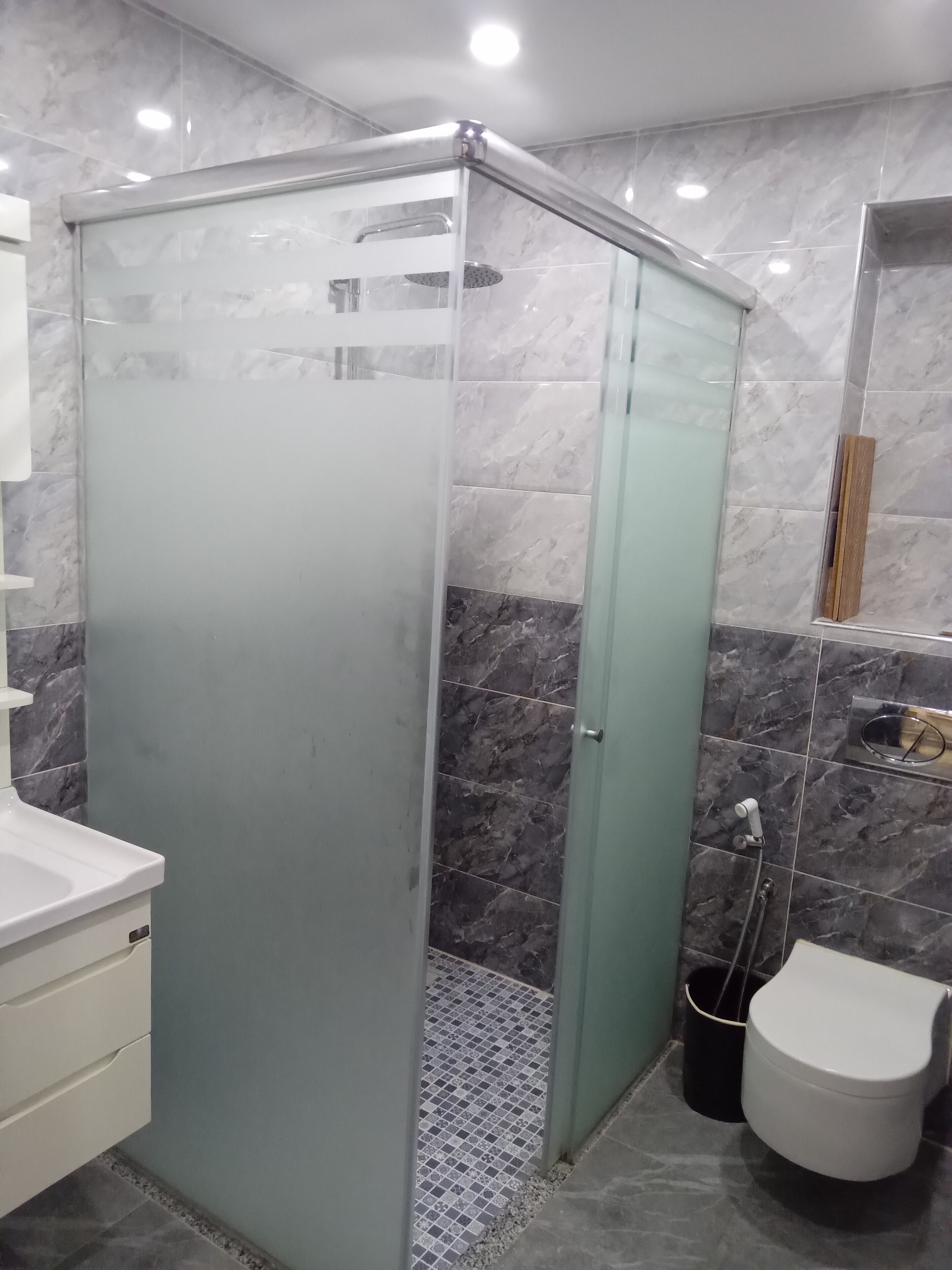 Hiustenkuivaaja, pyyhkeet, saippua, vessapaperi