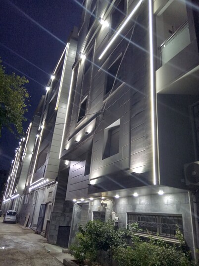 F2 jacouzi close to airport tramway de la mer