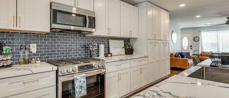 冷蔵庫、電子レンジ、コンロ、食器洗い機