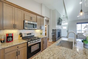 Réfrigérateur, micro-ondes, plaque de cuisson, lave-vaisselle