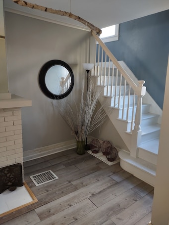 Interior. Family and pet friendly 2-bedroom house in charming Lyncourt NY.