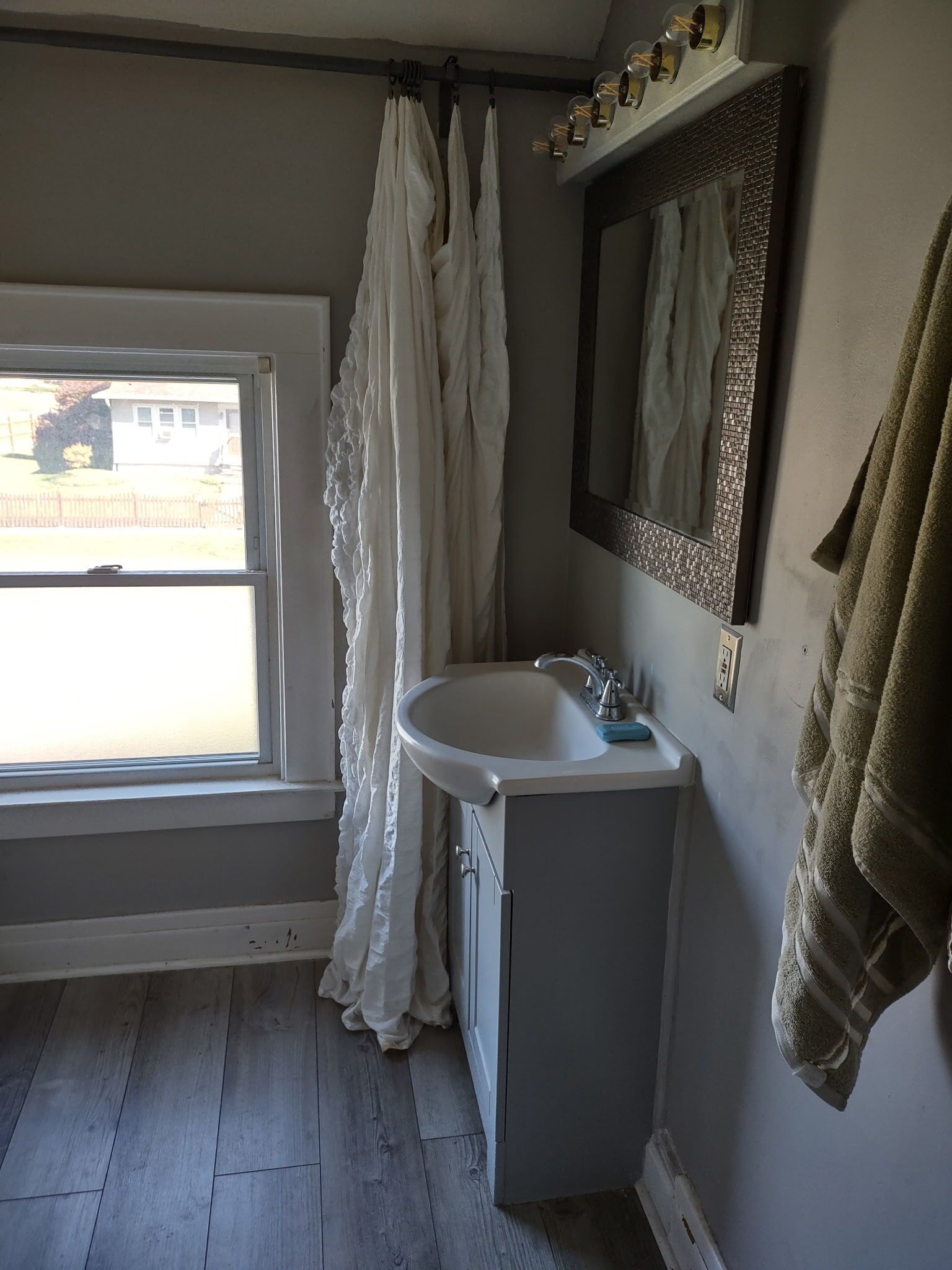 Serviettes fournies, savon, shampoing, papier toilette