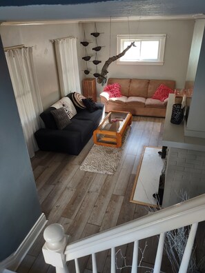 Smart TV - Family and pet friendly 2-bedroom house in charming Lyncourt NY. (Syracuse)