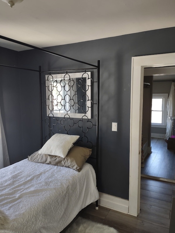 Free WiFi, bed sheets - Family and pet friendly 2-bedroom house in charming Lyncourt NY. (Syracuse)