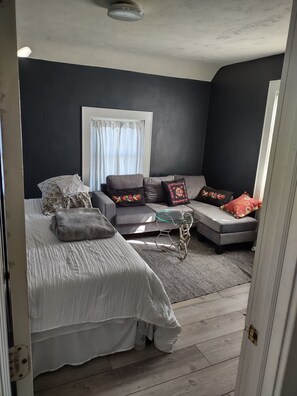 Smart TV - Family and pet friendly 2-bedroom house in charming Lyncourt NY. (Syracuse)