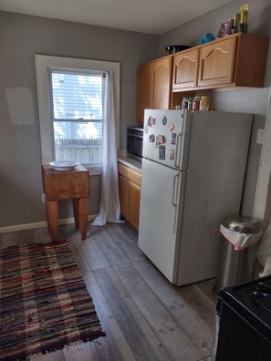 Fridge, microwave, oven, stovetop - Family and pet friendly 2-bedroom house in charming Lyncourt NY. (Syracuse)