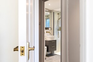 Shower, hair dryer - Chic Two-Bed Loft Escape with Roof Terrace (London)