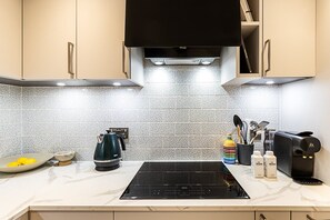 Fridge, microwave, dishwasher, coffee/tea maker - Chic Two-Bed Loft Escape with Roof Terrace (London)