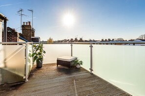 Terrace/patio - Chic Two-Bed Loft Escape with Roof Terrace (London)