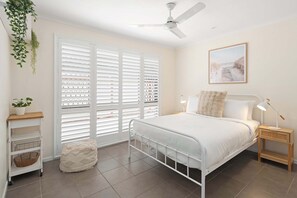 3 Schlafzimmer, Schreibtisch, Bügeleisen/Bügelbrett, Reisekinderbett