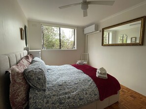 2 bedrooms, iron/ironing board, internet, bed sheets - Central Location to beach & shops, quiet, balcony & bar & bar stools. Tree view. (Frankston)