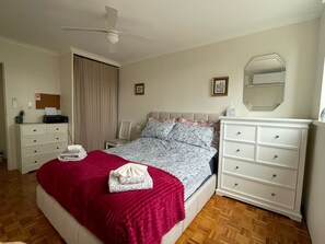 2 bedrooms, iron/ironing board, Internet, bed sheets - Central Location to beach & shops, quiet, balcony & bar & bar stools. Tree view. (Frankston)